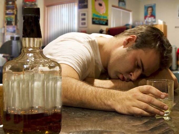 un homme boit de l'alcool, comment le faire arrêter